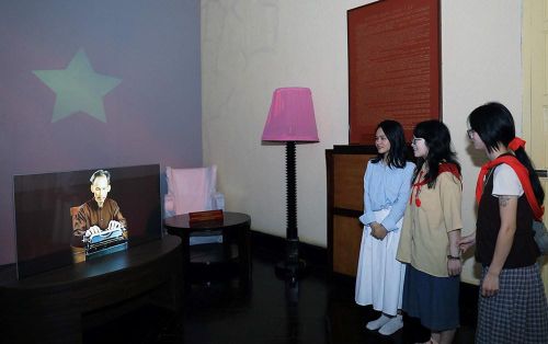 Các bạn trẻ tham quan Di tích 48 Hàng Ngang. Ảnh: Lệ Quyên