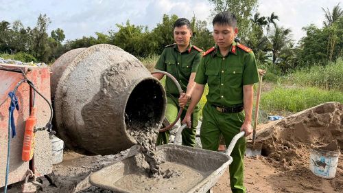 Các lực lượng tham gia trộn hồ, vận chuyển vật liệu phục vụ thi công cầu
