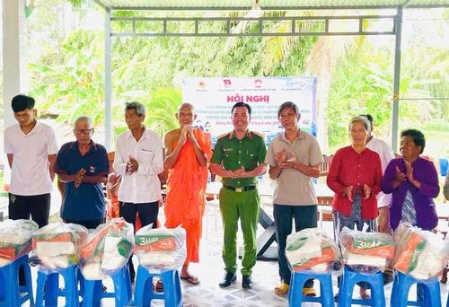 Công an xã Giồng Riềng cùng các đơn vị phối hợp trao quà cho người dân có hoàn cảnh khó khăn