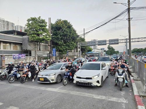 18h30 chiều nay, lượng phương tiện tại Quốc lộ 1 đoạn Ngọc Hồi đông nhưng không ùn ứ