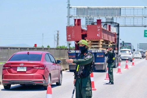 Lực lượng chức năng tổ chức phân luồng từ xa, điều tiết ngay từ các tuyến đường dẫn vào cửa ngõ, kịp thời thay đổi phương án khi phương tiện tăng đột biến nhằm ngăn chặn ùn tắc kéo dài