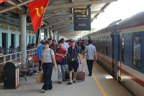 Nhiều hành khách mang theo vali, túi xách và đồ đạc từ quê trở lại Hà Nội, các tỉnh phía Bắc