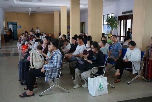 Hành khách ngồi chờ tại ga Thanh Hóa để lên tàu trở lại nơi làm việc sau kỳ nghỉ lễ Quốc khánh