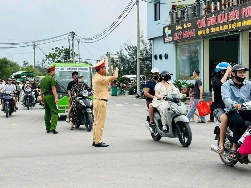 Lực lượng chức năng phân luồng, điều tiết giao thông tại các khu vực trọng điểm