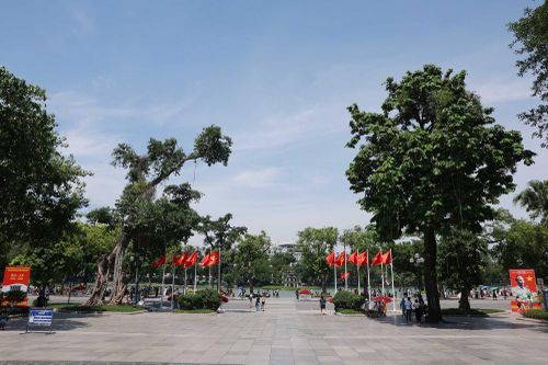 Những tấm pano, áp phích cỡ lớn in hình ảnh Chủ tịch Hồ Chí Minh đọc Bản Tuyên ngôn Độc lập cách đây 81 năm