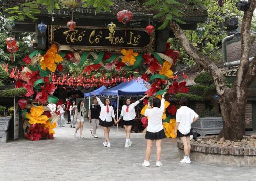 Du khách tham quan điểm du lịch Phố cổ Hoa Lư. Ảnh: Đức Phương - TTXVN