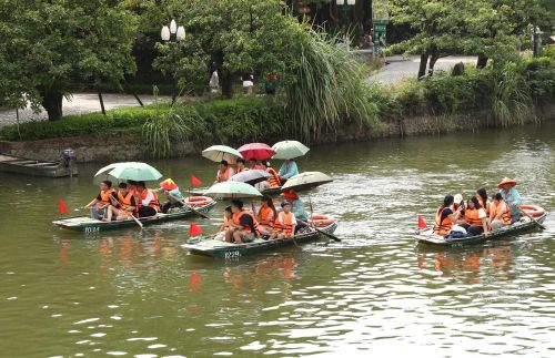 Du khách tham quan Khu du lịch sinh thái Tràng An. Ảnh: Đức Phương - TTXVN