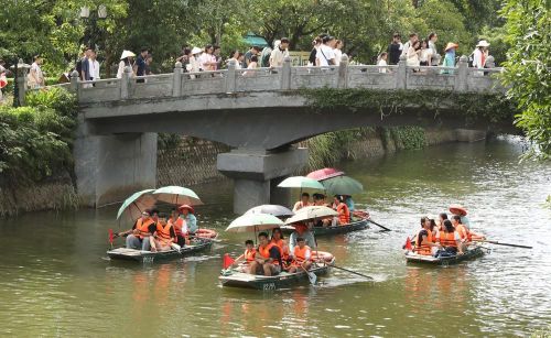 Du khách tham quan Khu du lịch sinh thái Tràng An. Ảnh: Đức Phương - TTXVN