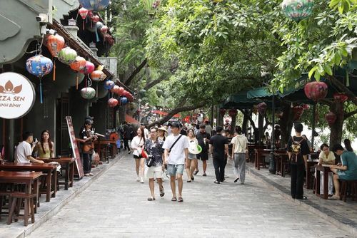 Du khách tham quan điểm du lịch Phố cổ Hoa Lư. Ảnh: Đức Phương - TTXVN