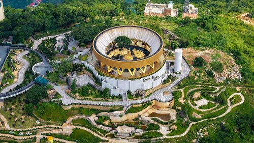 Các công trình du lịch, văn hóa và tâm linh trên đỉnh núi Bà Đen tạo điểm nhấn mới, góp phần đa dạng hóa trải nghiệm cho du khách. Ảnh: Minh Phú - TTXVN