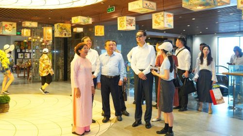 Đoàn công tác của Đại sứ quán Trung Quốc tại Việt Nam tham quan Khu du lịch Quốc gia núi Bà Đen. Ảnh: Minh Phú – TTXVN