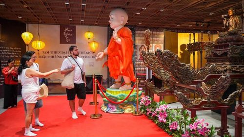 Du khách nước ngoài tham quan, tìm hiểu các không gian văn hóa tại Khu du lịch Quốc gia núi Bà Đen. Ảnh: Minh Phú - TTXVN
