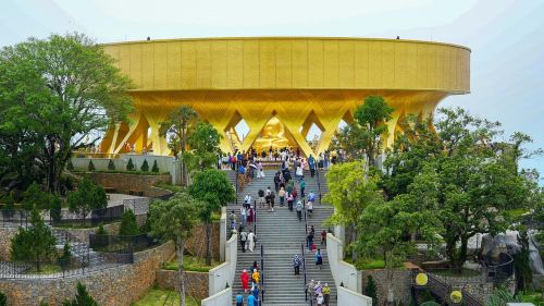 Không gian tâm linh trên đỉnh núi Bà Đen là điểm đến thu hút đông du khách trong hành trình khám phá “nóc nhà Nam Bộ”. Ảnh: Minh Phú - TTXVN