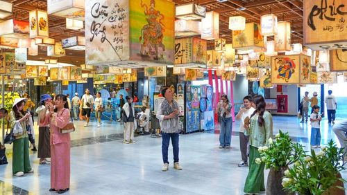 Du khách tham quan các không gian dịch vụ, mua sắm và trải nghiệm văn hóa tại Khu du lịch Quốc gia núi Bà Đen. Ảnh: Minh Phú - TTXVN