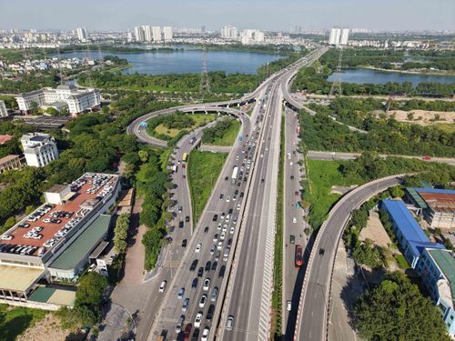 16h, lượng phương tiện đổ về quá đông khiến đường vành đai 2 xuất hiện tình trạng ùn, ứ cục bộ, các phương tiện lưu ý khi di chuyển qua đoạn đường này. Ảnh: Hoàng Hiếu - TTXVN