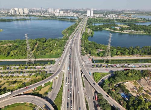16h10', lượng phương tiện đổ về quá đông khiến đường vành đai 2 xuất hiện tình trạng ùn, ứ cục bộ, các phương tiện lưu ý khi di chuyển qua đoạn đường này. Ảnh: Hoàng Hiếu - TTXVN