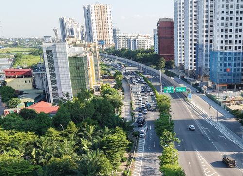 Phương tiện di chuyển từ hướng các tỉnh phía Nam đổ về Thủ đô trên cao tốc Pháp Vân - Cầu Giẽ tăng nhanh lúc 16h30'. Ảnh: Hoàng Hiếu - TTXVN