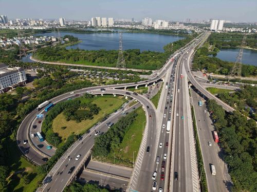 16h, lượng phương tiện đổ về quá đông khiến đường vành đai 2 xuất hiện tình trạng ùn, ứ cục bộ, các phương tiện lưu ý khi di chuyển qua đoạn đường này. Ảnh: Hoàng Hiếu - TTXVN