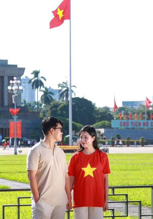 Cặp đôi lựa chọn Quảng trường Ba đình lưu lại khoảnh khắc trong ngày Quốc khánh. Ảnh: Khánh Hoà - TTXVN