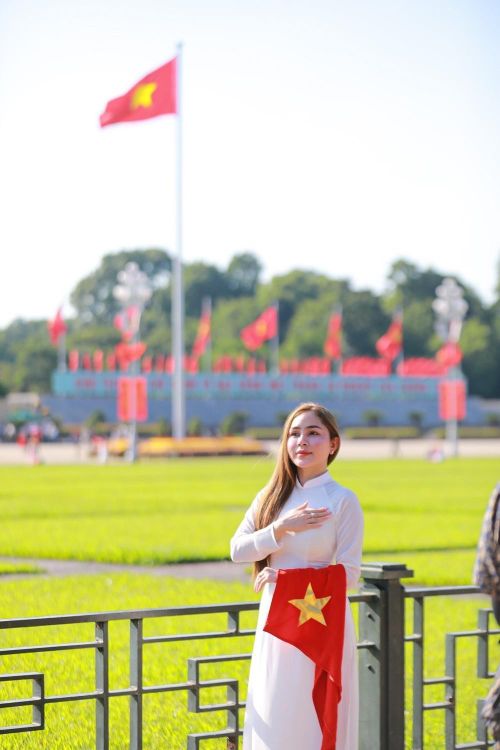 Với nhiều người dân lưu lại khoảnh khắc tại Quảng trường Ba đình trong ngày Quốc khánh có một ý nghĩa đặc biệt. Ảnh: Khánh Hoà - TTXVN
