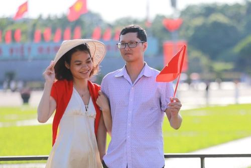 Cặp đôi lựa chọn Quảng trường Ba đình lưu lại khoảnh khắc trong ngày Quốc khánh. Ảnh: Khánh Hoà - TTXVN