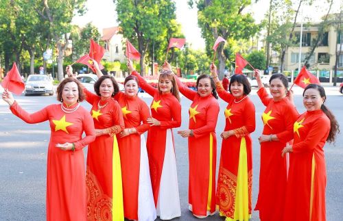 Sắc đỏ của quốc kỳ nổi bật trong nhiều khung hình trong ngày Quốc khánh. Ảnh: Khánh Hoà - TTXVN