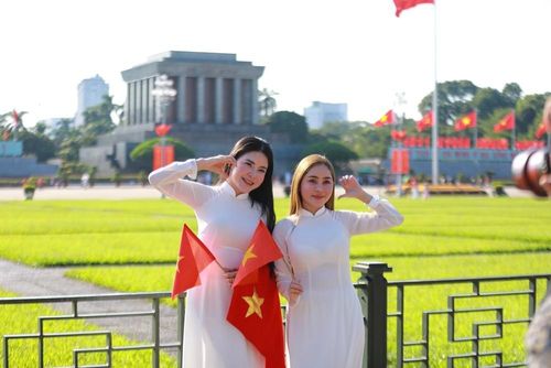 Với nhiều người dân lưu lại khoảnh khắc tại Quảng trường Ba đình trong ngày Quốc khánh có một ý nghĩa đặc biệt. Ảnh: Khánh Hoà - TTXVN