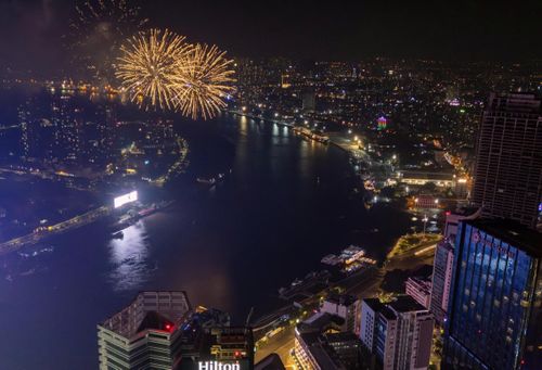 Pháo hoa rực sáng bầu trời TP. Hồ Chí Minh đêm Quốc khánh. Ảnh: Hồng Đạt - TTXVN