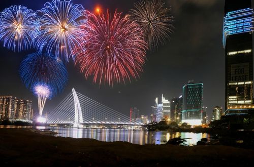 Pháo hoa rực sáng bầu trời TP. Hồ Chí Minh đêm Quốc khánh. Ảnh: Thanh Vũ - TTXVN