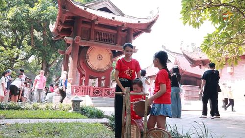 Du khách hào hứng với các trải nghiệm tại Văn Miếu - Quốc Tử Giám