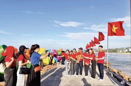 Du khách tại Công viên Bãi đá Ông Địa (phường Phú Thủy, tỉnh Lâm Đồng). (Ảnh: THANH HẢI)