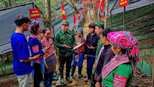 Bộ đội biên phòng tỉnh Lai Châu hướng dẫn bà con sử dụng hòm thư điện tử tiếp nhận tin báo, tố giác tội phạm ẩn danh. (Ảnh: Vũ Tiến Dũng)