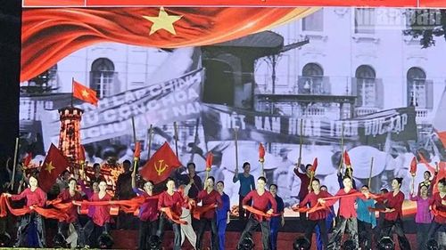 Các nghệ sĩ tái hiện tinh thần quật khởi của quần chúng nhân dân trong Cách mạng Tháng Tám năm 1945 lịch sử. (Ảnh: Mai Luận)