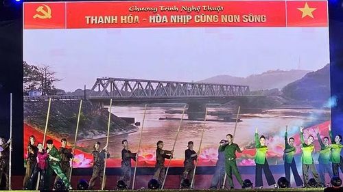 Thanh Hóa anh hùng trong chiến đấu tiếp tục đạt thành tựu toàn diện trong thời kỳ xây dựng quê hương, đất nước. (Ảnh: Mai Luận)