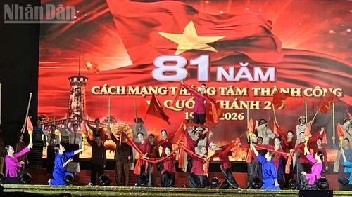 Chương trình nghệ thuật tại Quảng trường Lam Sơn, phường Hạc Thành, tỉnh Thanh Hóa. (Ảnh: Mai Luận)