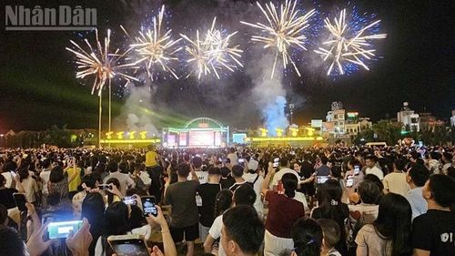 Người dân Thanh Hóa hào hứng với màn bắn pháo hoa kéo dài. (Ảnh: Mai Luận).