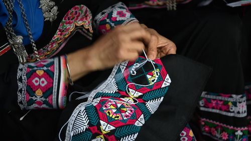 Chăm chút từng đường kim, mũi chỉ. (Ảnh: VŨ LINH)