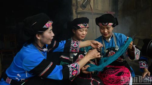 Phụ nữ Bố Y vẫn gìn giữ kỹ thuật thêu được truyền qua nhiều thế hệ. (Ảnh: VŨ LINH)