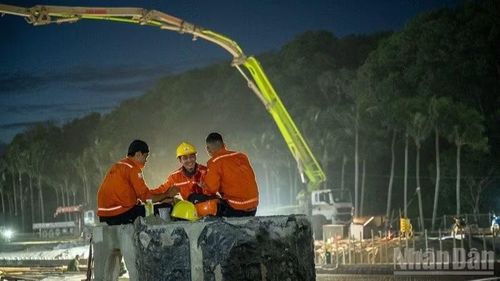 Dịp nghỉ lễ Quốc khánh 2/9, khoảng 15.500 công nhân, kỹ sư của các nhà thầu đã đăng ký ở lại thi công xuyên lễ trên các công trường dự án APEC. (Ảnh: NGỌC ÁNH)