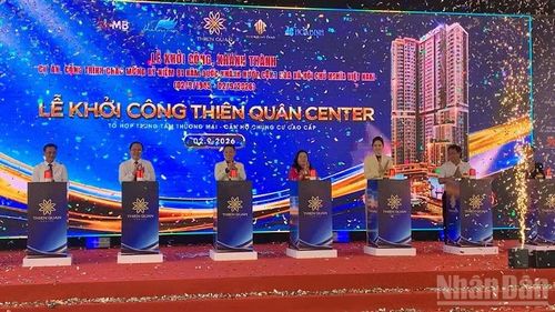Lãnh đạo thành phố Cần Thơ nhấn nút khởi công dự án Thiên Quân Center. (Ảnh: THANH TÂM)