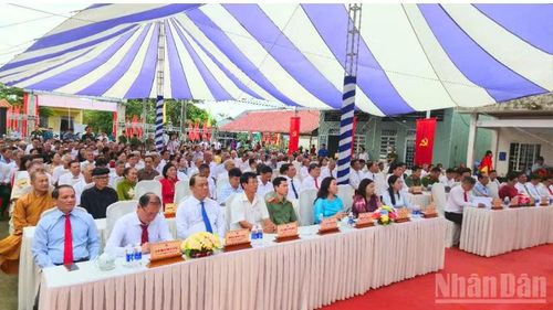 Đại biểu tham dự buổi lễ. (Ảnh: VĂN ÚT)