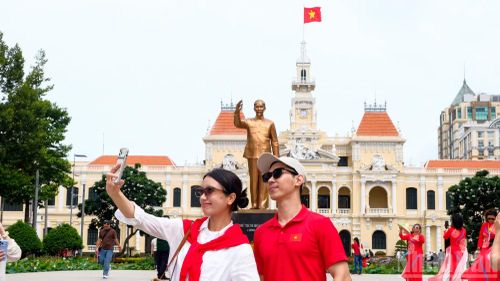 Không khí rộn ràng tại khu vực tượng đài Chủ tịch Hồ Chí Minh và trên phố đi bộ Nguyễn Huệ