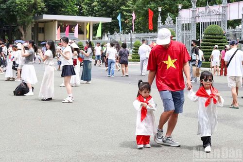 Người dân và du khách tranh thủ khám phá các điểm vui chơi, văn hóa.