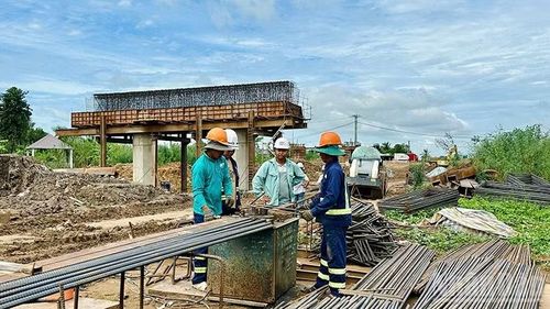 Công nhân, kỹ sư tại công trường cao tốc Mỹ An-Cao Lãnh, tỉnh Đồng Tháp. (Ảnh: HỮU NGHĨA)