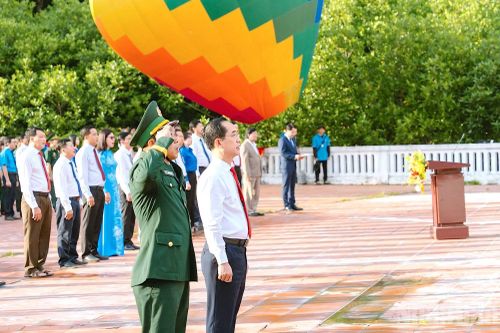 Phó Bí thư Tỉnh ủy, Chủ tịch Ủy ban Mặt trận Tổ quốc Việt Nam tỉnh Cà Mau (hàng đầu tiên, áo trắng) cùng các đại biểu tham dự trang nghiêm trong Lễ chào cờ mừng Tết Độc lập 2/9 ở Đất Mũi. (Ảnh: HỮU TÙNG)