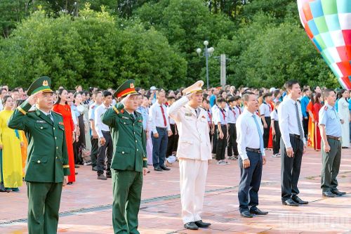 Cán bộ, chiến sĩ lực lượng vũ trang và đại biểu hướng ánh mắt thành kính về phía Cột cờ Hà Nội và cùng hát Quốc ca trong thời khắc thiêng liêng. (Ảnh: HỮU TÙNG)