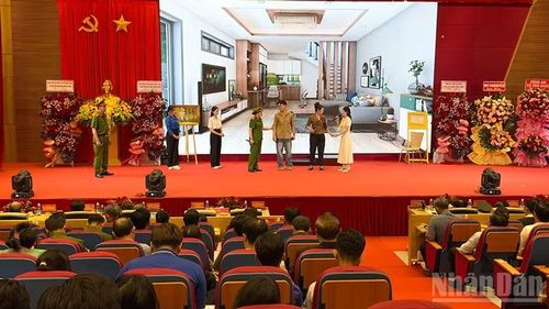 Biểu diễn tiểu phẩm tại lễ Tổng kết phong trào toàn dân bảo vệ an ninh tổ quốc tỉnh Vĩnh Long năm 2026. (Ảnh: BÁ DŨNG)