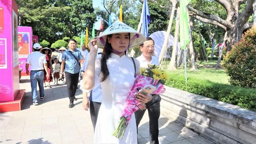 Mỗi người dân đều mang theo lòng thành kính, tự hào và bồi hồi xúc động khi về thăm quê Bác.