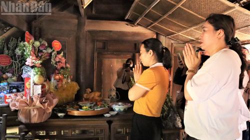 Với lòng thành kính, người dân thắp nén hương thơm tưởng nhớ công ơn Chủ tịch Hồ Chí Minh.