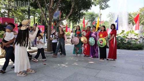 Người dân lưu lại khoảnh khắc đáng nhớ khi được về thăm quê Bác.